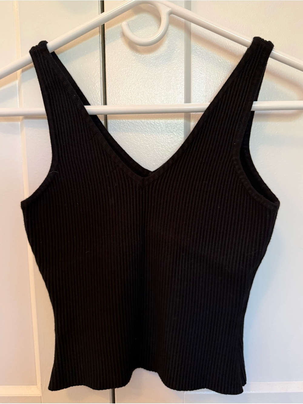 House of Harlow Classic Black Thick Ribbed V-Neck Stretch Tank Top - Women